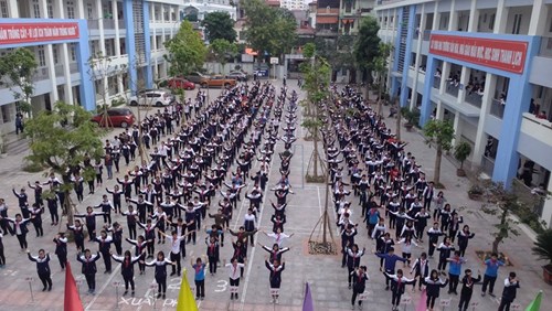 Trường THCS Ái Mộ tổ chức hoạt động múa hát dân vũ giữa giờ cho học sinh